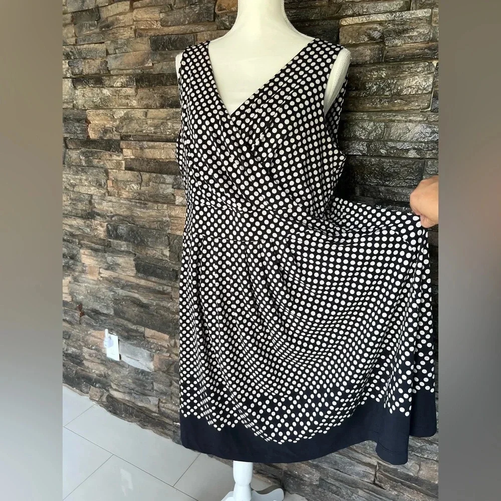 Lands' End Black and White V-Neck Sleeveless Midi Dress - Picture 2 of 6